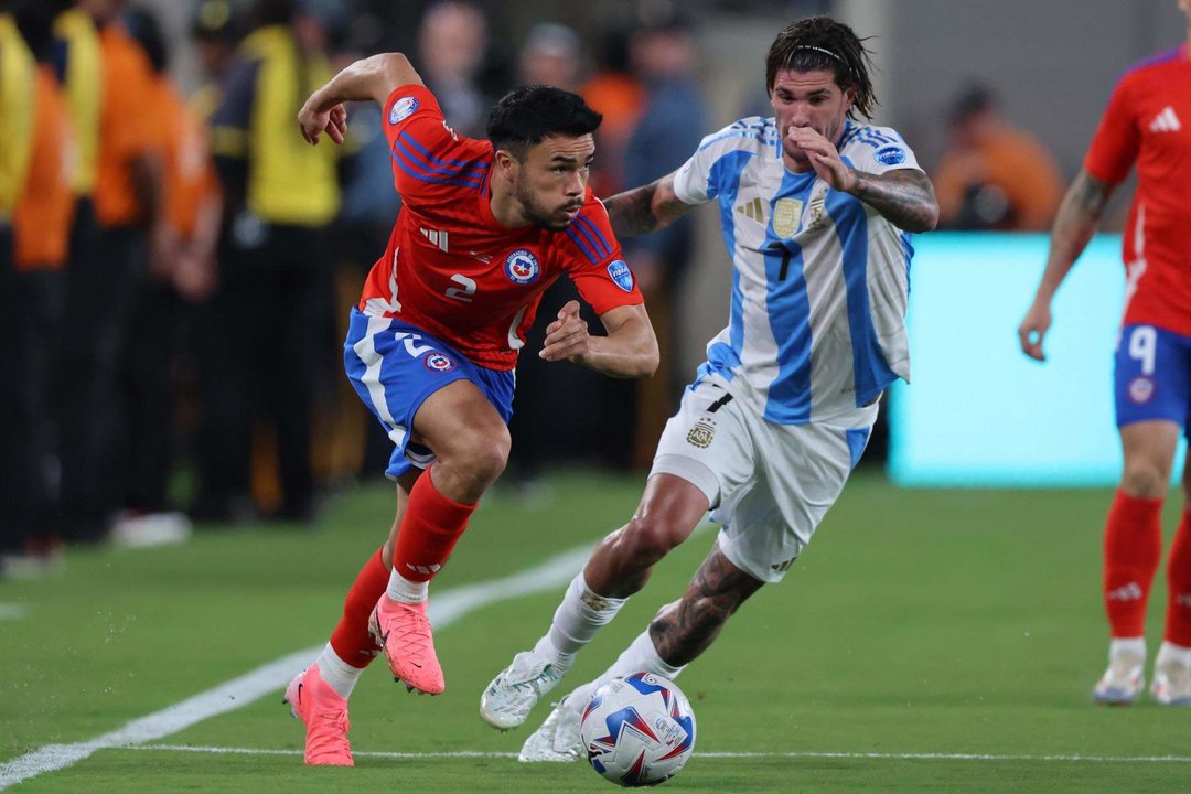 El centrocampista argentino Rodrigo de Paul (d) y el defensor chileno Gabriel Suazo (i) durante la Copa América 2024. EFE/EPA/JUSTIN LANE