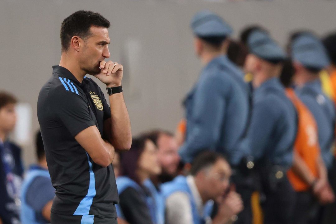 El seleccionador argentino, Lionel Scaloni (i), fue registrado este martes, 25 de junio, al observar el partido contra Chile valido por el grupo A de la Copa América, en el estadio MetLife Stadium de East Rutherford (Nueva Jersey, EE.UU.). EFE/Justin Lane