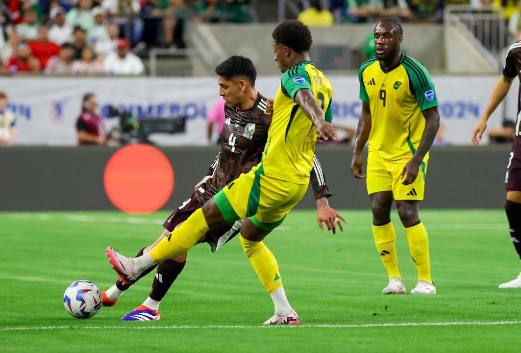 Imagen de archivo del mexicano Edson Alvarez en el partido de la Copa América contra Jamaica. EFE/EPA/LESLIE PLAZA JOHNSON