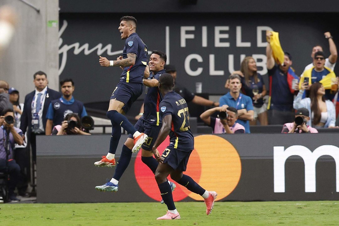 Piero Hincapie (i), defensor de Ecuador, Kendry Paez (C), centrocampista de Ecuador, y Moisés Caicedo (d) en la Copa América 2024. EFE/EPA/CAROLINE BREHMAN