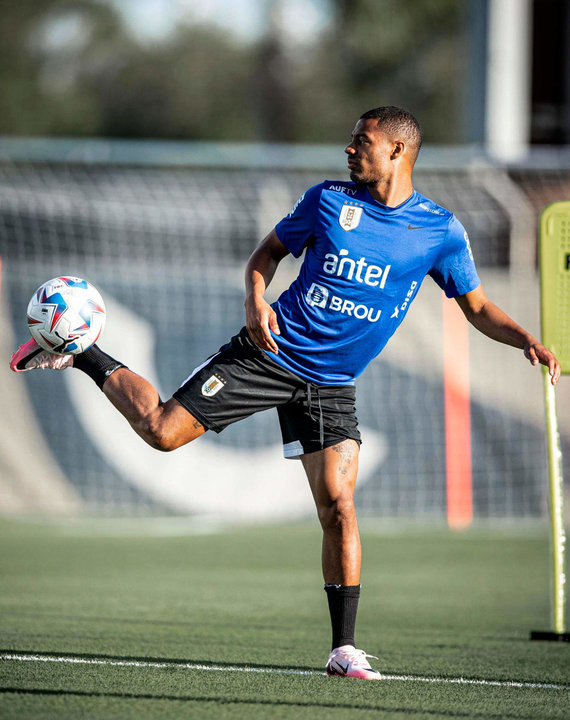 Fotografía provista de la cuenta oficial en X de la Asociación Uruguaya de Fútbol (AUF) del jugador Nicolás de la Cruz en un entrenamiento en Miami (EE.UU.). EFE/ AUF /Solo uso editorial