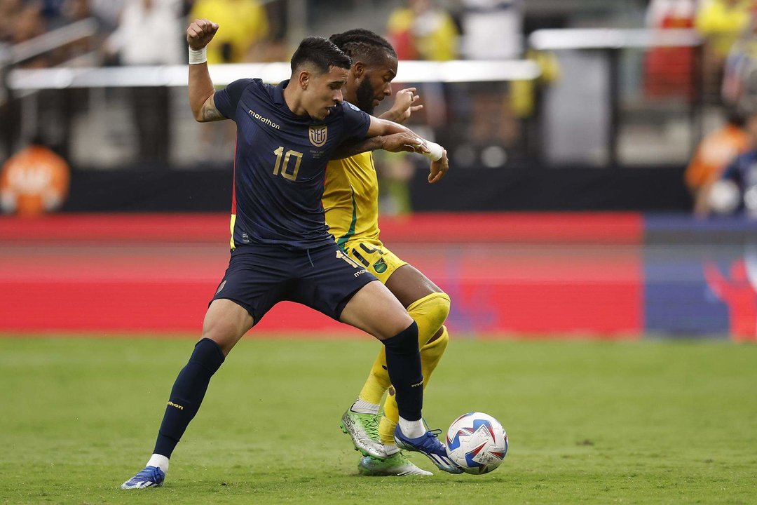 El centrocampista de Ecuador Kendry Paez (i) y el centrocampista de Jamaica Kasey Palmer (d) en la Copa América. EFE/EPA/CAROLINE BREHMAN