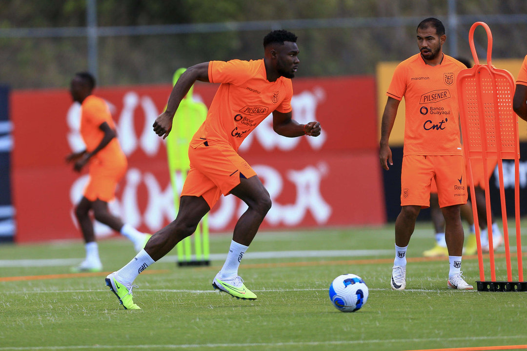 Fotografía de archivo del jugador de la selección de fútbol de Ecuador, Jordy Caicedo (i). EFE/ Julio Estrella