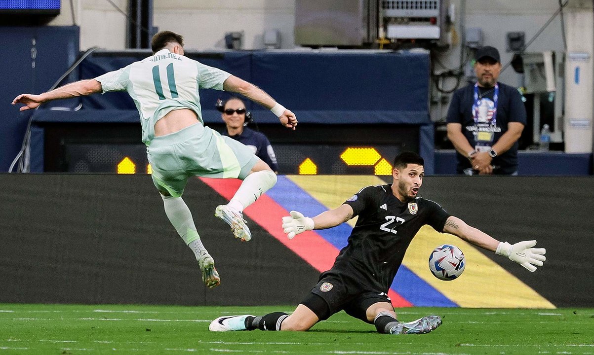 El guardameta venezolano Rafael Romo (d) en acción ante el mexicano Santiago Gimenez (i) en el partido que les enfrentó en la Copa América 2024. EFE/EPA/ALLISON DINNER