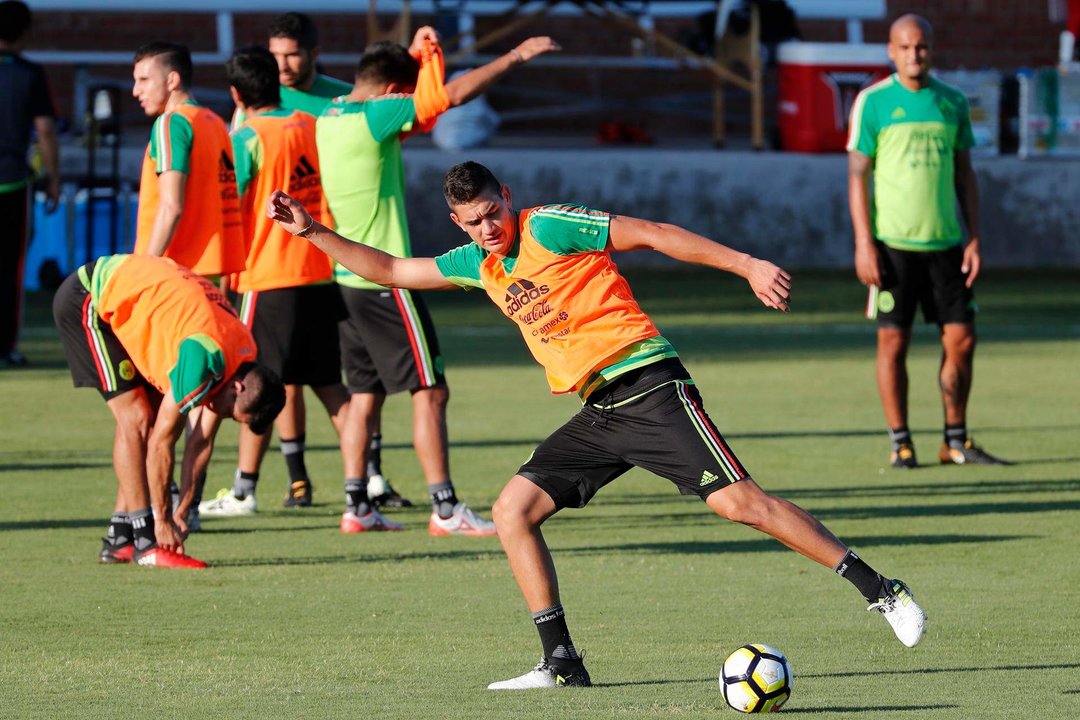 Fotografía de archivo en la que se registró al defensor mexicano César Montes (c), durante un entrenamiento con la selección de fútbol de su país. EFE/José Méndez