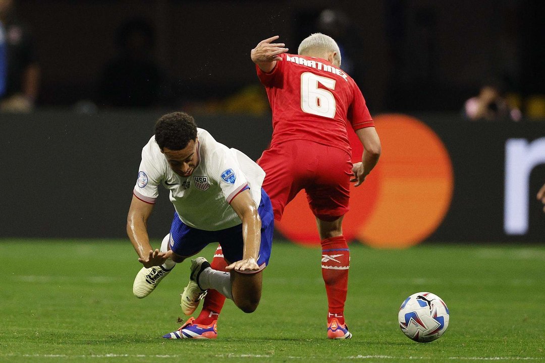 Tyler Adams de los Estados Unidos (i) y Cristian Martínez de Panamá (d) len la Copa América 2024. EFE/EPA/ERIK S. MENOR