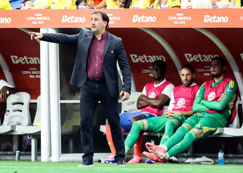 El seleccionador del equipo nacional masculino de fútbol de Colombia, el argentino Néstor Lorenzo (c-i), fue registrado el pasado 24 de junio, durante un partido del grupo D de la Copa América contra Paraguay, en el estadio NRG de Houston (Texas, EE.UU.). EFE/Leslie Plaza