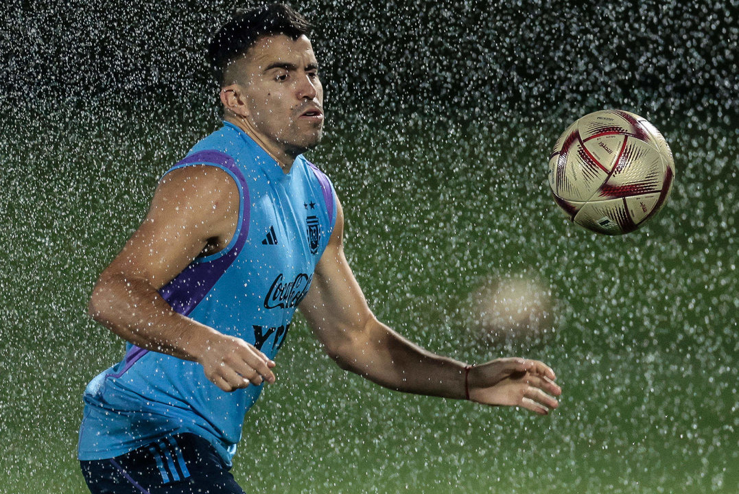 Fotografía de archivo en la que se registró al defensa argentino Marcos Acuña, durante un entrenamiento de la selección de fútbol de su país. EFE/Juan Ignacio Roncoroni