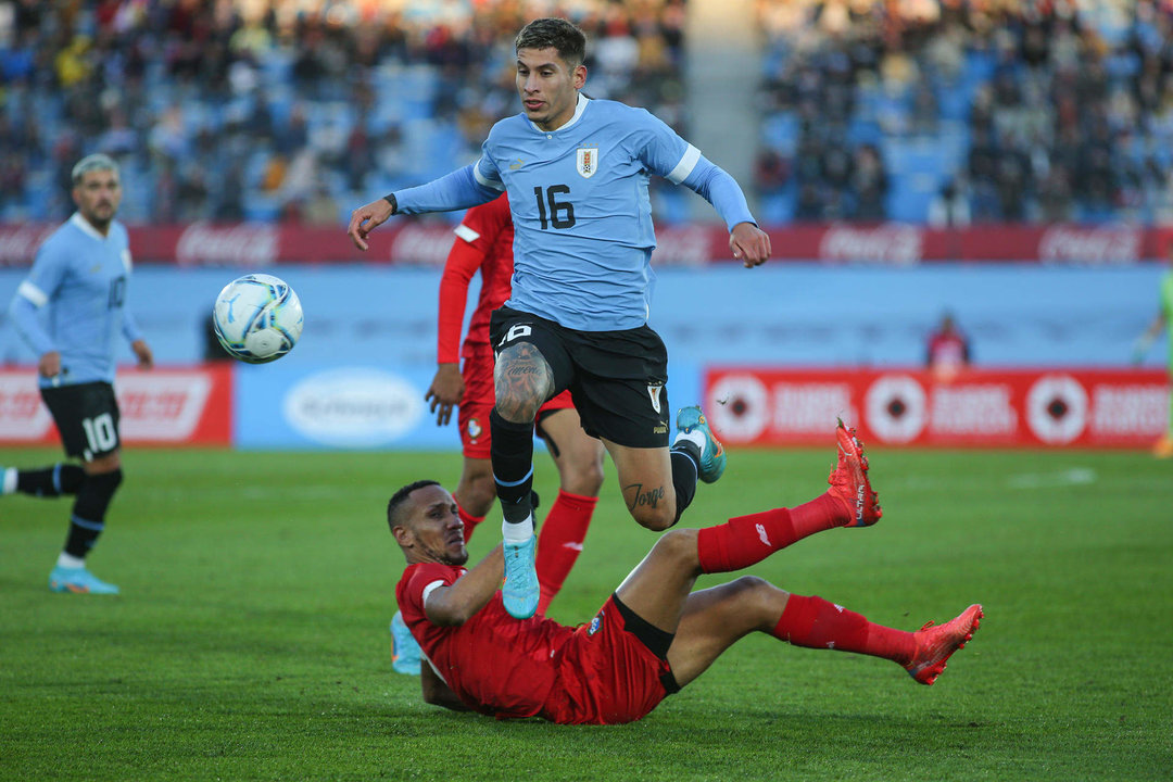 Fotografía de archivo en la que se registro al centrocampista uruguayo Mathías Olivera (arriba), durante un partido amistoso contra Panamá, en el estadio Centenario de Montevideo (Uruguay). EFE/Gastón Britos