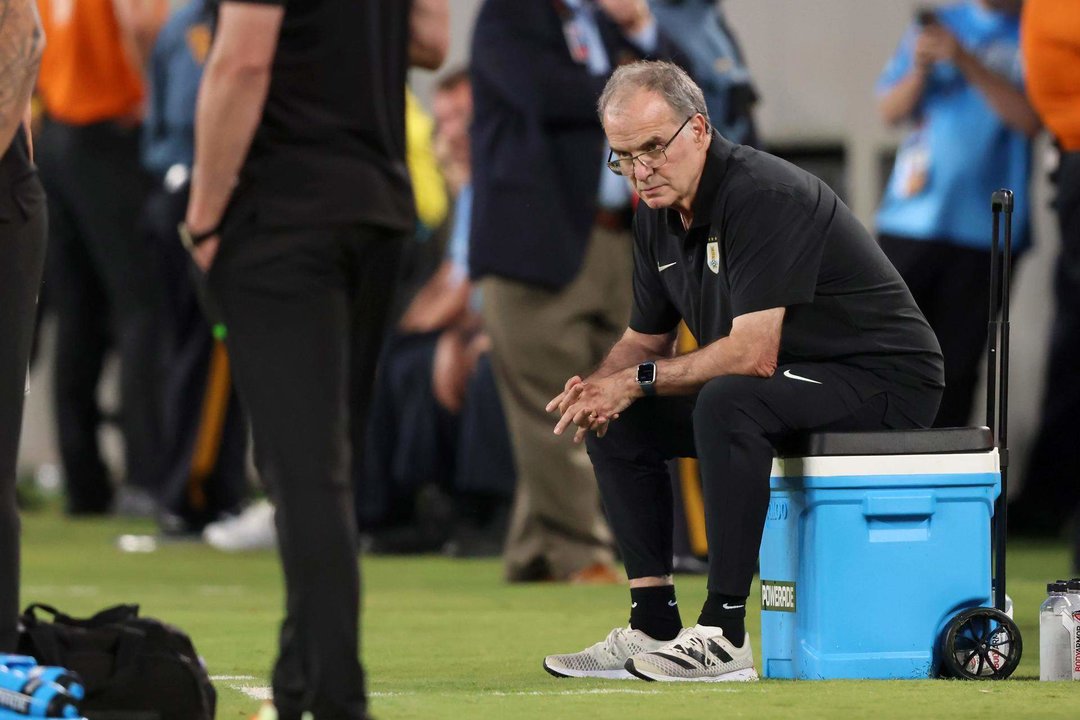 El seleccionador de Uruguay, Marcelo Bielsa (d), fue registrado este jueves, 27 de junio, al observar a sus dirigidos en un partido contra Bolivia válido por el grupo C de la Copa América, en el esetadio MetLife de East Rutherford (Nueva Jersey, EE.UU). EFE/Justin Lane