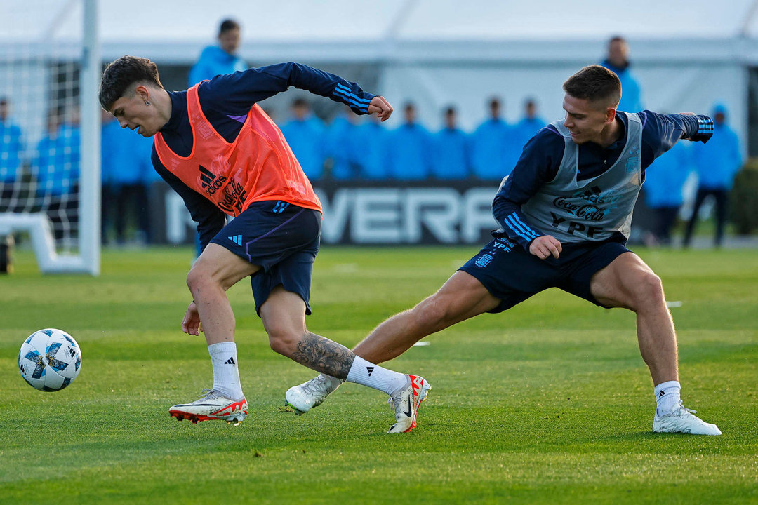 Fotografía de archivo de los jugadores argentinos Alejandro Garnacho (i) y Juan Marcos Foyth durante un entrenamiento de la selección argentina. EFE/ Juan Ignacio Roncoroni