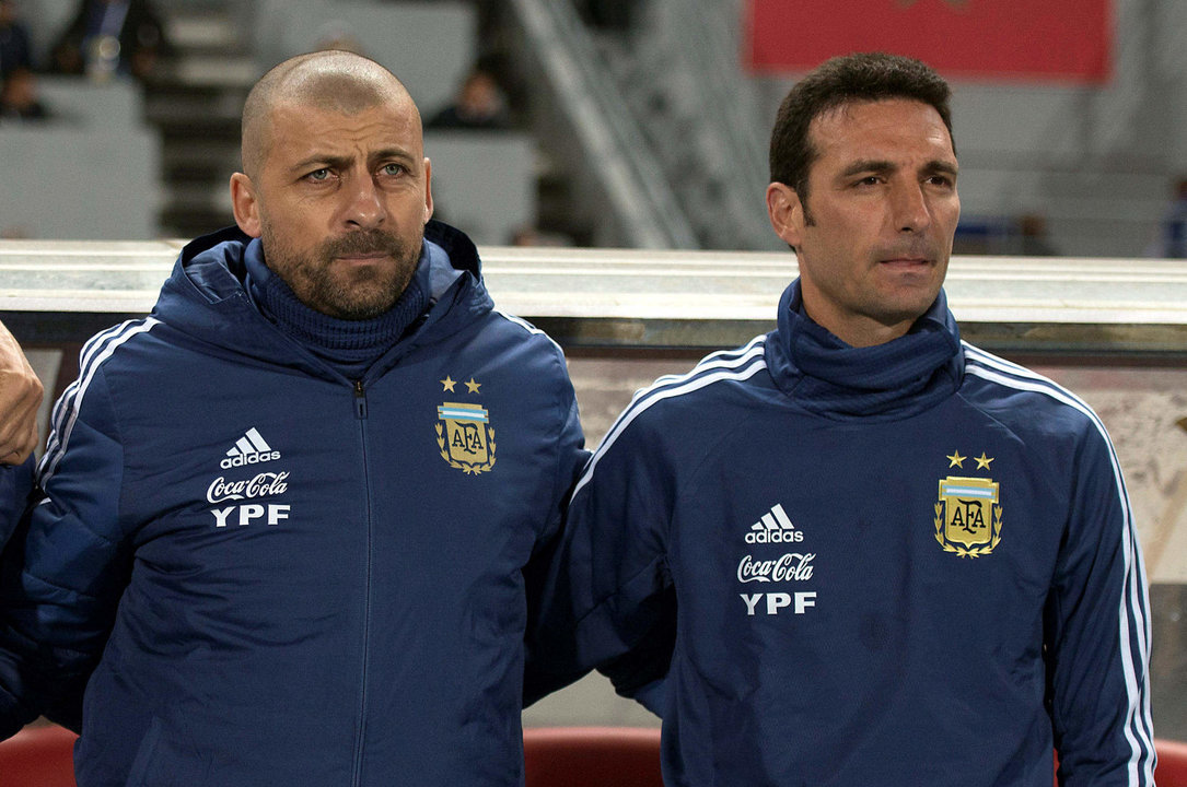 Imagen de archivo del seleccionador argentino, Lionel Scaloni (d), y de su asistente Walter Samuel, quien este sábado ocupará el ronde conductor de la Albiceleste en su partido de la Copa América de Estados Unidos contra Perú en Miami. EFE/ Jalal Morchidi