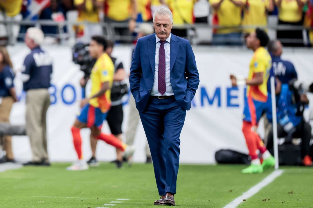 El seleccionador de Costa Rica, Gustavo Alfaro, fue registrado este viernes, 28 de junio, durante un partido contra Colombia válido por el grupo D de la Copa América, en el estadio State Farm de Glendale (Arizona, EE.UU.). EFE/John G. Mabanglo