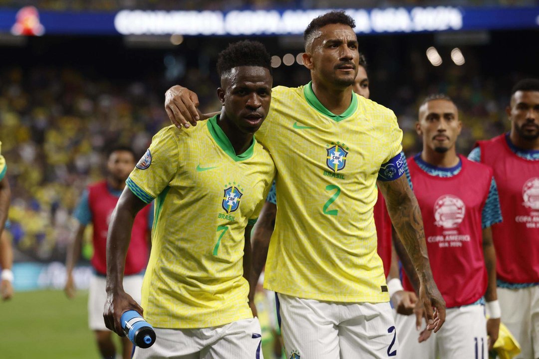 El delantero brasileño Vinicius Junior (i) y el defensor brasileño Danilo (d) durante la primera mitad del partido de fútbol del grupo D de la Copa América 2024 entre Paraguay y Brasil, en las Vegas , Nevada, EE. UU. EFE/EPA/CAROLINE BREHMAN