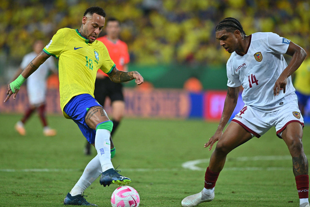 Imagen de archivo del venezolano Christian Makoun (d) durante un duelo con el brasileño Neymar (i) y quien este domingo se perfila como titular del partido de cierre de la fase de grupos de la Copa Libertadores de Estados Unidos contra la selección de Jamaica en Austin (Texas). EFE/ Andre Borges