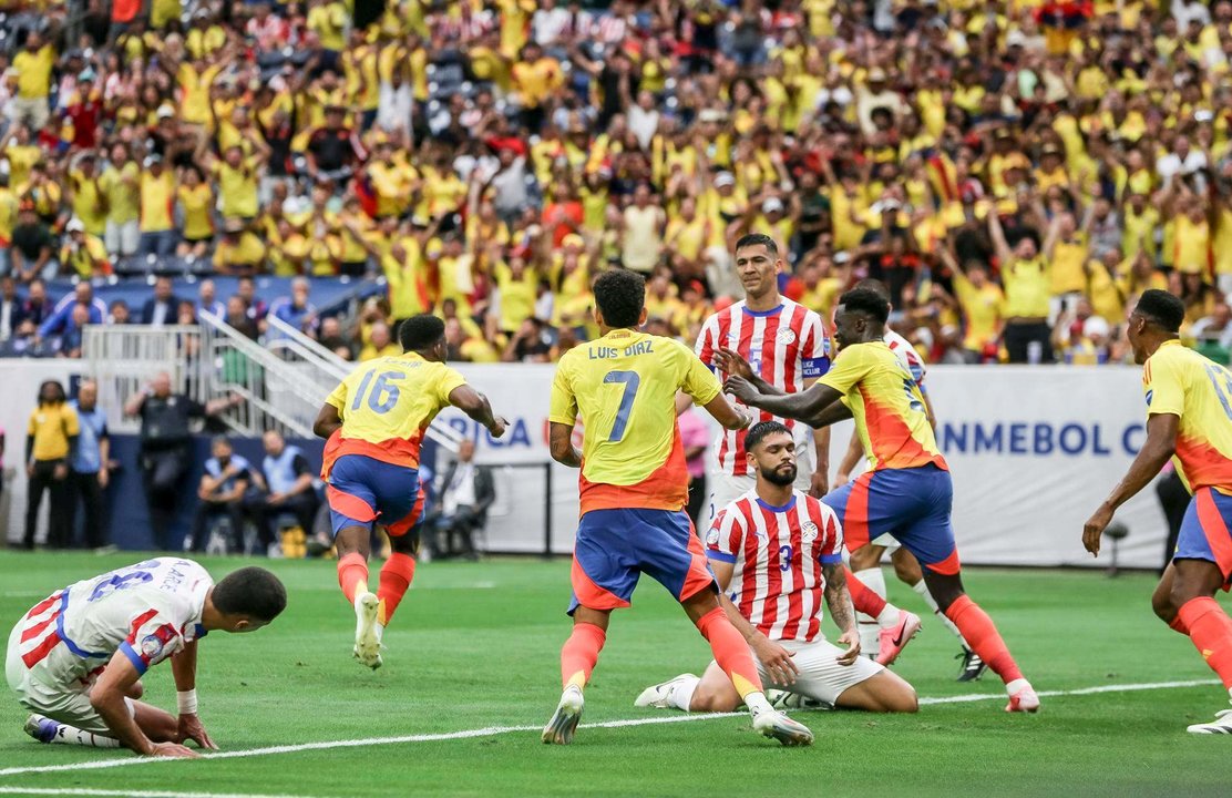 Los futbolistas paraguayos Álex Arce (i), Ómar Alderete (3-d), y Fabián Balbuena (5-d) fueron registrados el pasado 24 de junio tras recibir un gol de cabeza anotado por el centrocampista colombiano Jefferson Lerma (2-i), durante un partido del grupo D de la Copa América 2024, en el estadio NRG de Houston (Texas, EE.UU.). EFE/Leslie Plaza