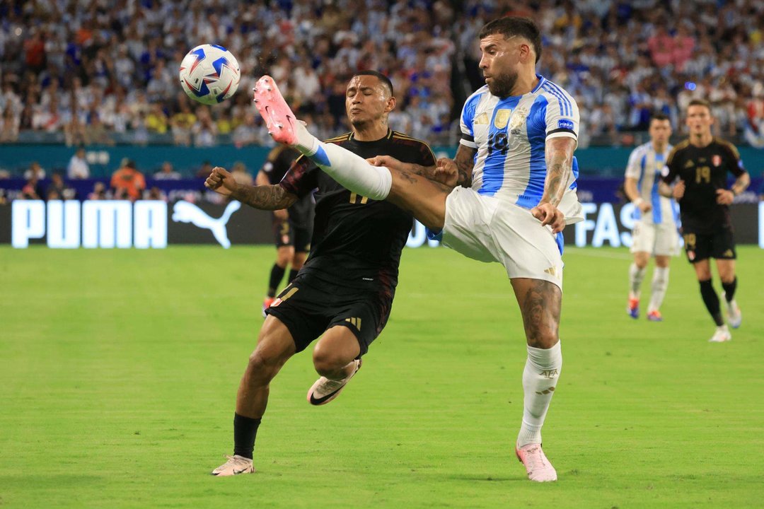 El defensor Nicolas Otamendi (d) de Argentina en la Copa América 2024.. EFE/EPA/CRISTÓBAL HERRERA-ULASHKEVICH