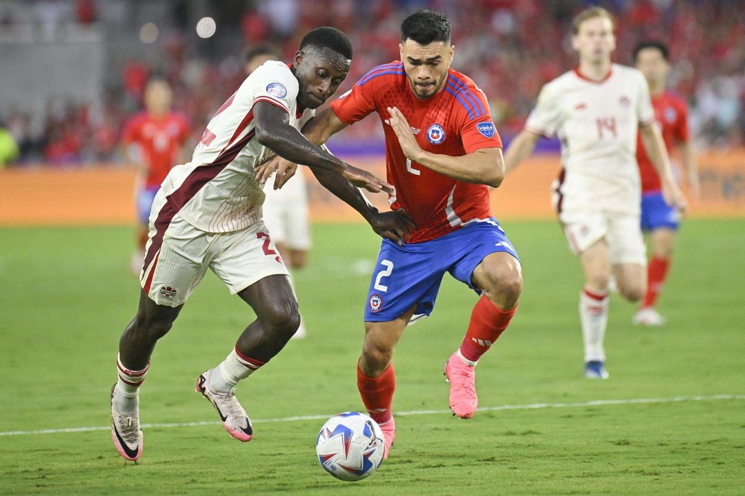 El delantero canadiense Richie Laryea (i) fue registrado este sábado, 29 de junio, al disputar un balón con el defensor chileno Gabriel Suazo (c), durante el partido de cierre del grupo A de la Copa América 2024, en el estadio Inter&Co de Orlando (Florida, EE.UU). EFE/Miguel Rodríguez