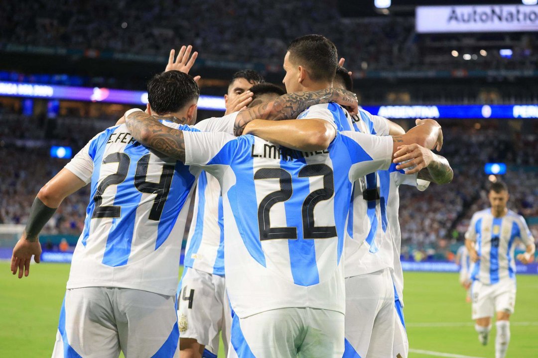 Futbolistas de Argentina fueron registrados este sábado, 29 de junio, al celebrar el segundo gol que Lautaro Martínez (c) le anotó a Perú, durante el partido de cierre del grupo A de la Copa América 2024, en el estadio Hard Rock de Miami (Florida, EE.UU.. EFE/Cristóbal Herrera