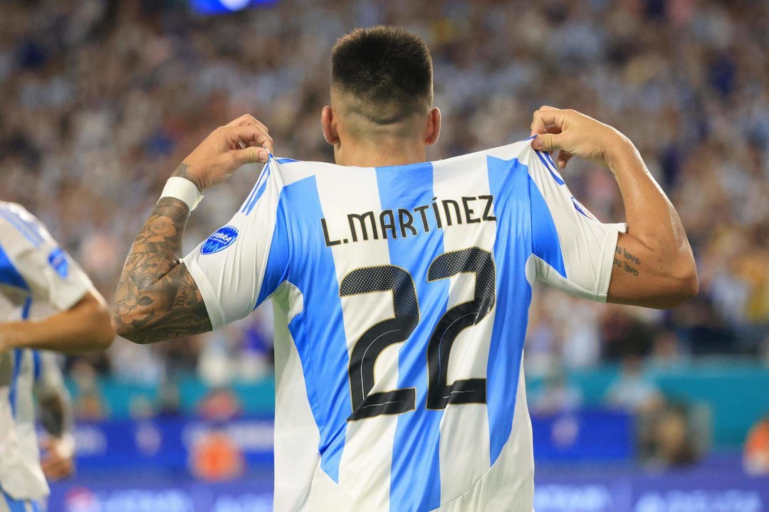 El delantero argentino Lautaro Martínez fue registrado este sábado, 29 de junio, al celebrar el segundo gol que le anotó a Perú, durante el partido de cierre del grupo A de la Copa América 2024, en el estadio Hard Rock de Miami (Florida, EE.UU.). EFE/Cristóbal Herrera