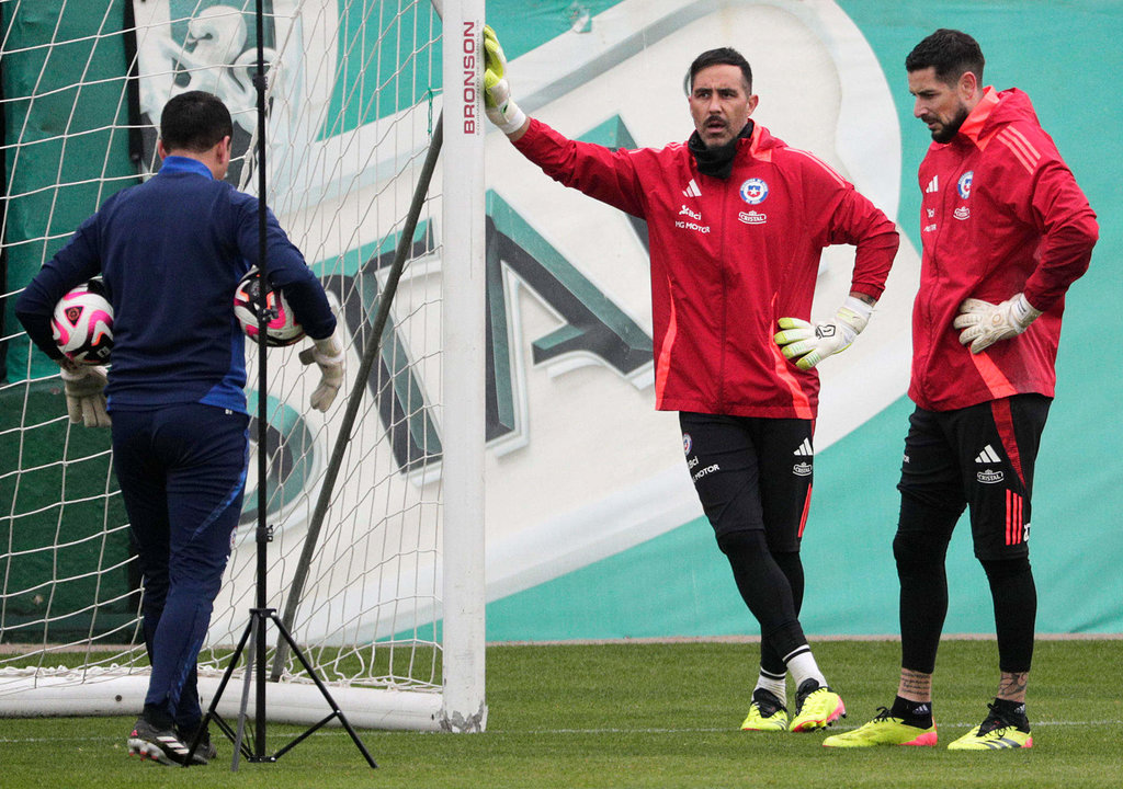 Fotografía de archivo de un entrenamiento de los porteros de la selección chilena, el legendario Claudio Bravo (c), y el suplente Gabriel Arias (d), quien el 29 de junio emergió como titular en el último partido de la fase de grupos, de la Copa América de Estados Unidos que la Roja igualó sin goles con Canadá en Orlando. Cuando se habla de un relevo generacional en la plantilla también se discute quién será el sucesor de Bravo, y Arias aparece al frente. EFE/ Elvis González.