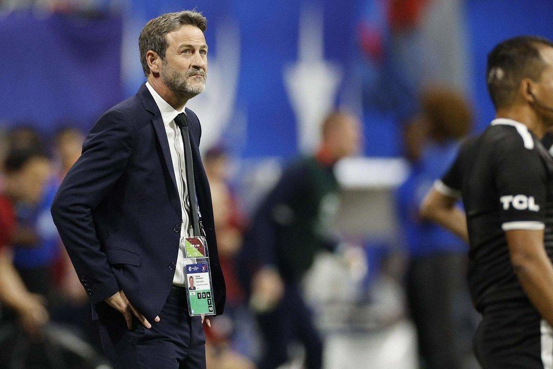 El seleccionador del equipo nacional masculino de fútbol de Panamá, Thomas Christiansen (i), fue registrado el pasado 27 de junio, durante un partido contra Estados Unidos válido por el grupo C de la Copa América 2024, en el estadio Mercedes Benz de Atlanta (Georgia, EE.UU.). EFE/Erik S. Lesser