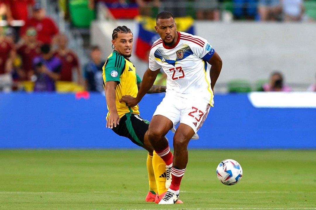 Joel Latibeaudiere (i), defensor de Jamaica, en acción contra el delantero venezolano José Salomon Rondon (d) en la Copa América 2024. EFE/EPA/ADAM DAVIS