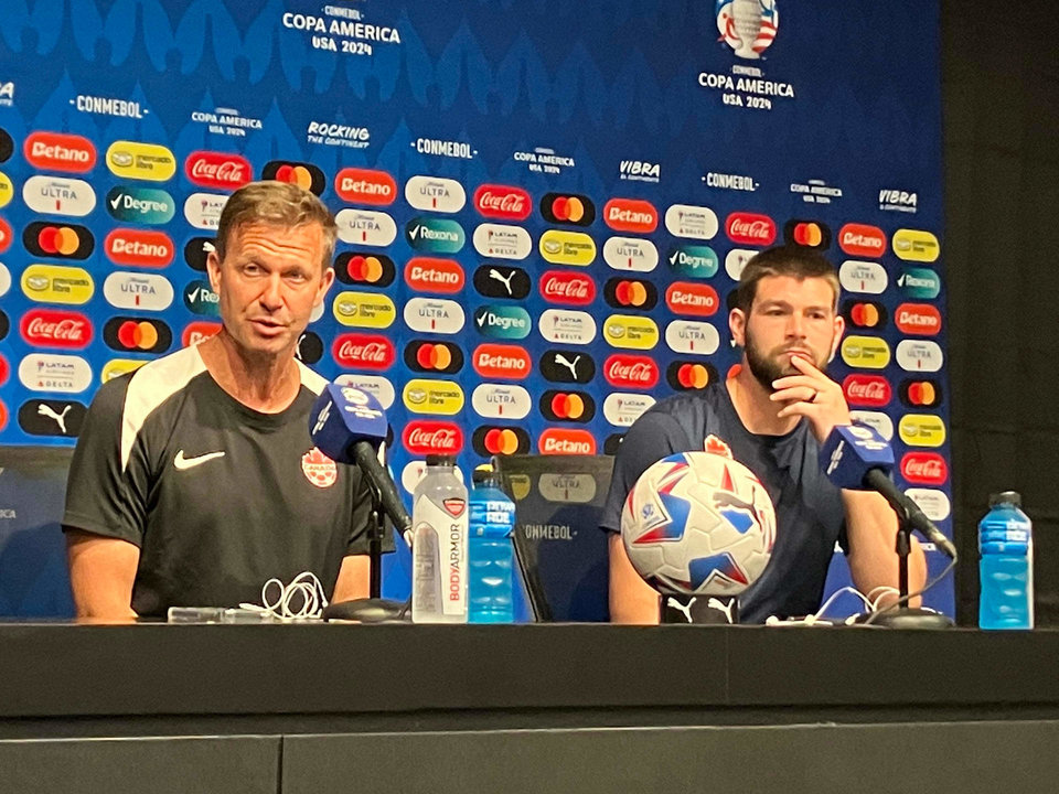 El seleccionador del equipo nacional masculino de fútbol de Canadá, Jesse Marsch (i), y su guardameta titular, Maxime Crépeau, fueron registrados el pasado 24 de junio, durante una rueda de prensa, en el estadio Children's Memorial Park de Kansas City (Misuri, EE.UU.). EFE/Albert Traver