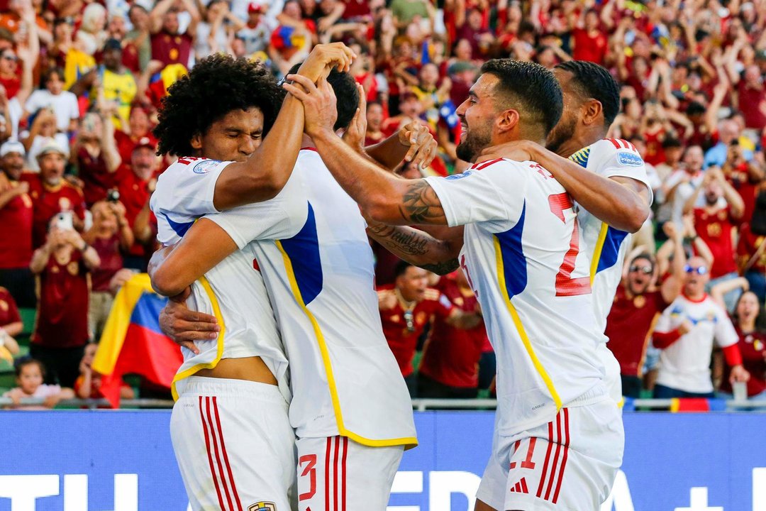 El atacante venezolano Eduardo Bello (i) fue registrado este domingo, 30 de junio, al celebrar el gol que le anotó a Jamaica, durante el partido de cierre del grupo B de la Copa América 2024, en el estadio Q2 de Austin (Texas, EE.UU.). EFE/Adam Davis