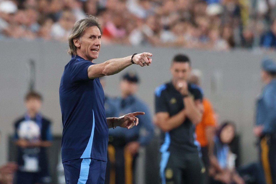 El seleccionador de Chile, Ricardo Gareca, da instrucciones a su equipo ante Argentina en la Copa América. EFE/JUSTIN LANE