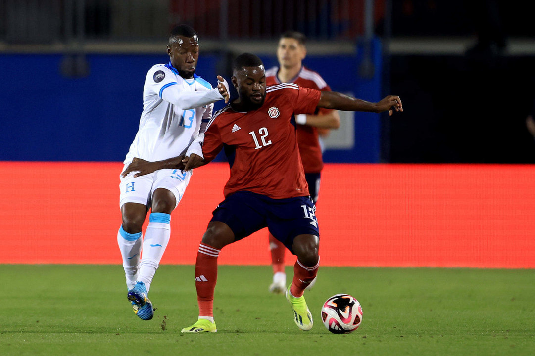 Imagen de archivo del experimentado delantero Joel Campbell (d), máximo referente de Costa Rica, que este lunes buscará en Austin (Texas) la clasificación a los cuartos de final de la Copa América de Estados Unidos frente a la selección de Paraguay. EFE/ Carlos Ramírez