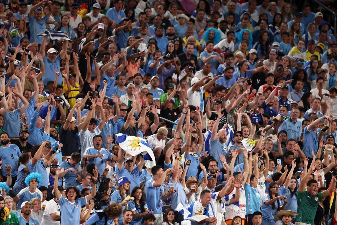 Aficionados uruguayos fueron registrados el pasado 27 de junio, durante el partido contra Bolivia válido por el grupo D de la Copa América, en el estadio MetLife de East Rutherford (Nueva Jersey, EE.UU.). EFE/Justin Lane