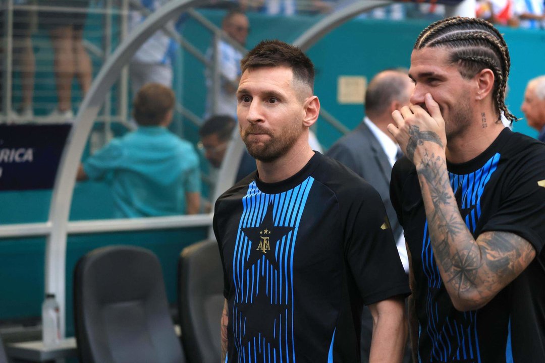 Lionel Messi (i) y Rodrigo de Paul (d), integrantes de la selección argentina de fútbol, fueron registrados el pasado 29 de junio, durante el partido contra Perú válido por el grupo A de la Copa América 2024, en el estadio Hard Rock de Miami (Florida, EE.UU.). EFE/Cristóbal Herrera