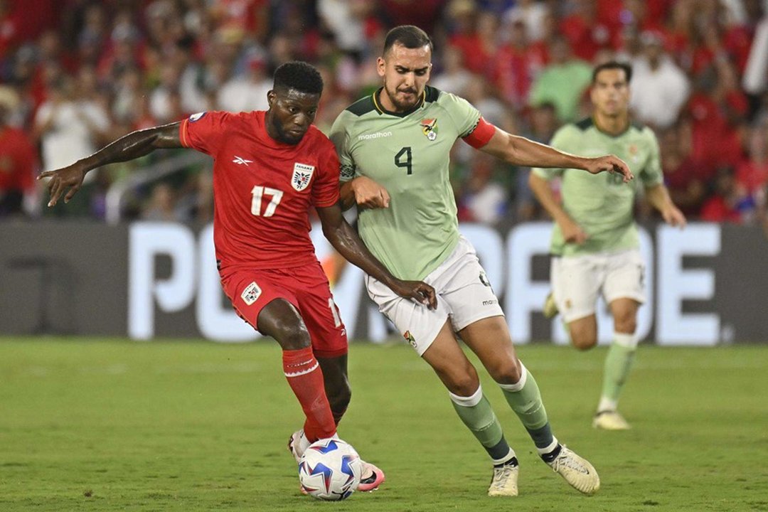 José Fajardo de Panamá (i) y Luis Haquin de Bolivia batalan por el balón durante la Copa América. EFE/EPA/MIGUEL RODRÍGUEZ