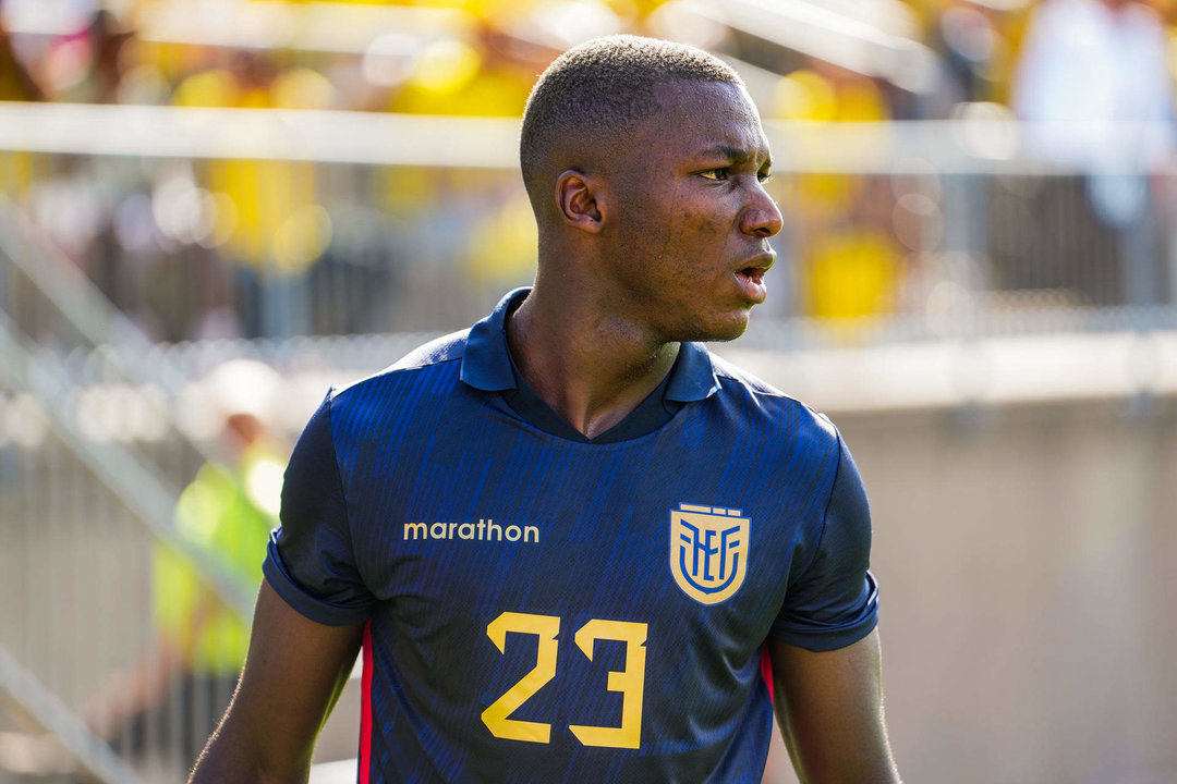 Fotografía de archivo del mediocentro Moisés Caicedo, uno de los pilares que tiene el seleccionador de Ecuador, Félix Sánchez Bas, para frenar a Lionel Messi en el partido de cuartos de final de la Copa América de Estados Unidos, este jueves en el Estadio NRG de Houston. EFE/Joe Buglewicz