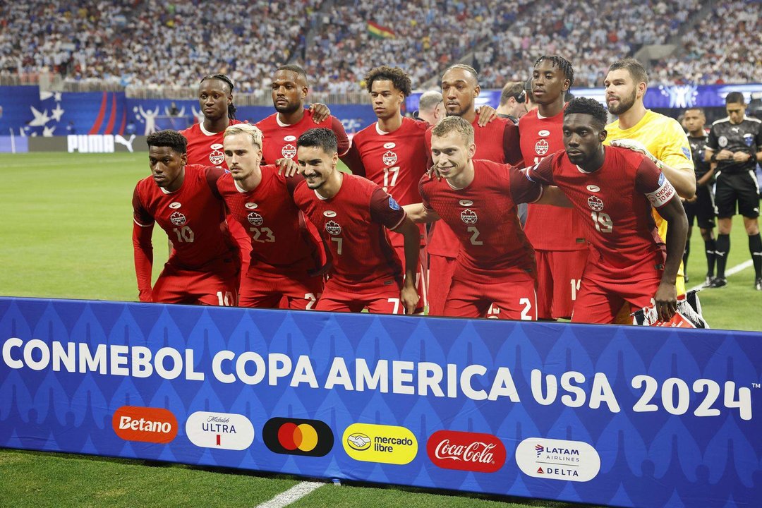 Imagen de archivo de la selección absoluta de fútbol Canadá, único de los tres países organizadores del Mundial de 2026 que avanzó este año a los cuartos de final de la Copa América. Mientras lEstados Unidos, anfitrion del torneo, y México, su más enconado rival en la Concacaf, ahora hacen balances sobre la inesperada eliminación, Canadá y Panamá  celebran el sorprendente nivel de sus equipos. EFE/EPA/Erik S. Lesser