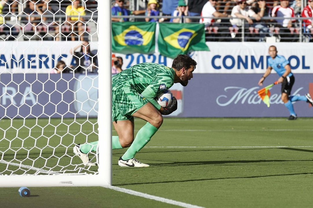 El portero brasileño Alisson toma el balón durante Copa América 2024. EFE/EPA/JUAN G. MABANGLO