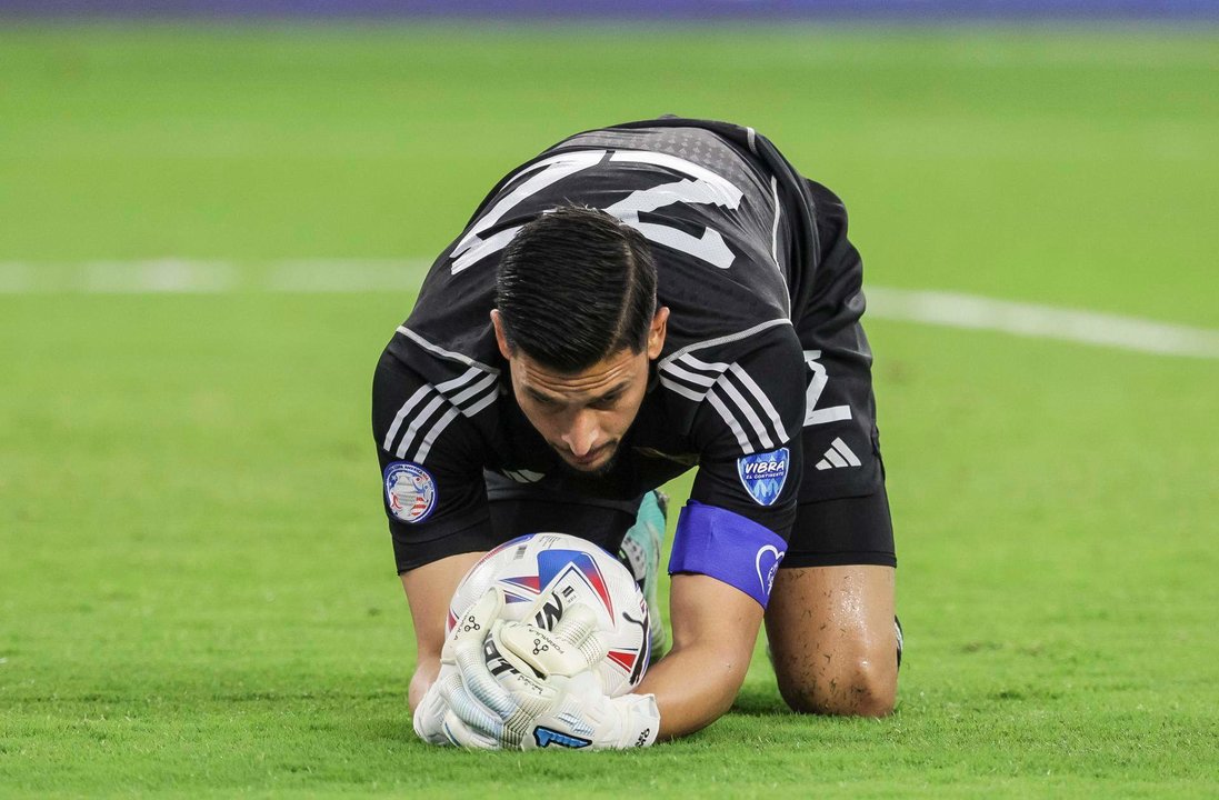 El guardameta venezolano Rafael Romo fue registrado el pasado 26 de junio al atrapar un balón, durante un partido con México válido por el grupo B de la Copa América 2024, en el SoFi Stadium de Inglewood (California, EE.UU.). EFE/Allison Dinner