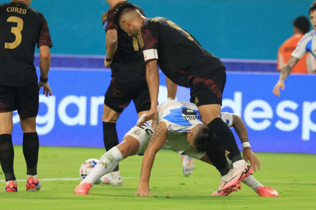 Lautaro Martínez (abajo) de Argentina en acción contra Paolo Guerrero (arriba) de Perú durante la Copa América 2024. EFE/EPA/CRISTÓBAL HERRERA-ULASHKEVICH