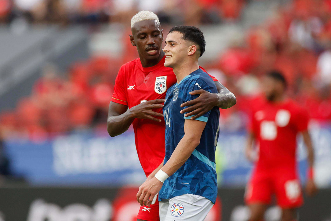 Imagen de archivo del delantero Freddy Góndola (i), quien este jueves se refirió a las expectativas que tiene la selección de Panamá en el partido de cuartos de final de la Copa américa de Estados Unidos contra la de Colombia, el próximo sábado en Phoenix (Arizona). EFE/Bienvenido Velasco