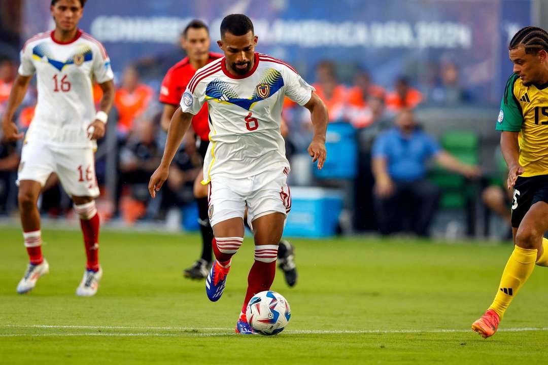 El centrocampista venezolano Yangel Herrera (c) fue registrado el pasado 30 de junio al conducir un balón, durante un partido contra Jamaica válido por el grupo B de la Copa América 2024, en el estadio Q2 de Austin (Texas, EE.UU.). EFE/Adan Davis