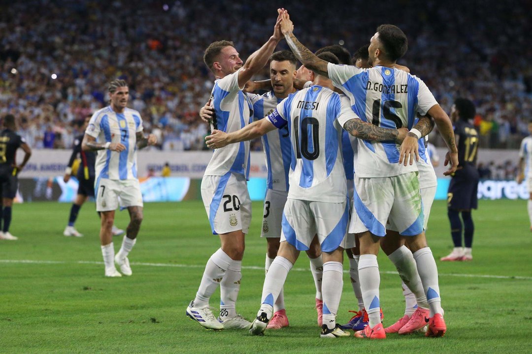 Jugadores de la selección argentina de fútbol fueron registrados este jueves, 4 de julio, al celebrar un gol que Lisandro Martínez le anotó a Ecuador, durante el primer partido de los cuartos de final de la Copa América 2024, en el estadio NRG de Houston (Texas, EE.UU.). EFE/Leslie Plaza