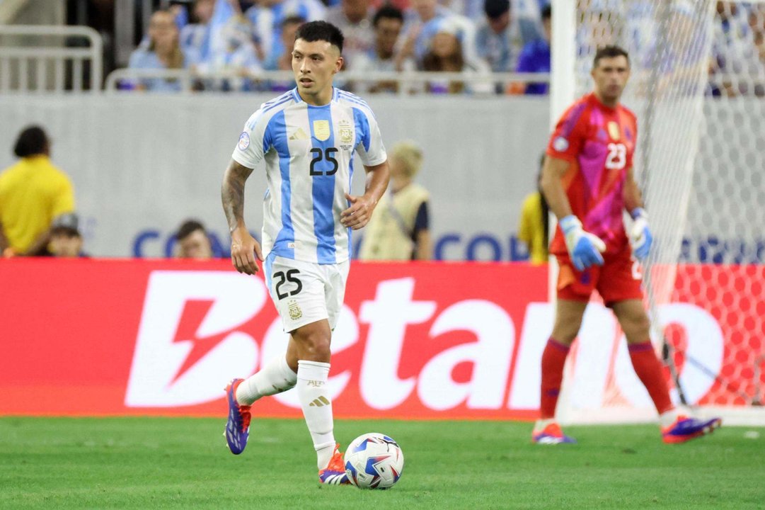 El defensor argentino Lisandro Martínez (i), con su compañero y guardameta, Emiliano Martínez (al fondo), fueron registrados este jueves, 4 de julio, al enfrentar a Ecuador durante el primer partido de los cuartos de final de la Copa América 2024, en el estadio NRG de Houston (Texas, EE.UU.). EFE/Leslie Plaza