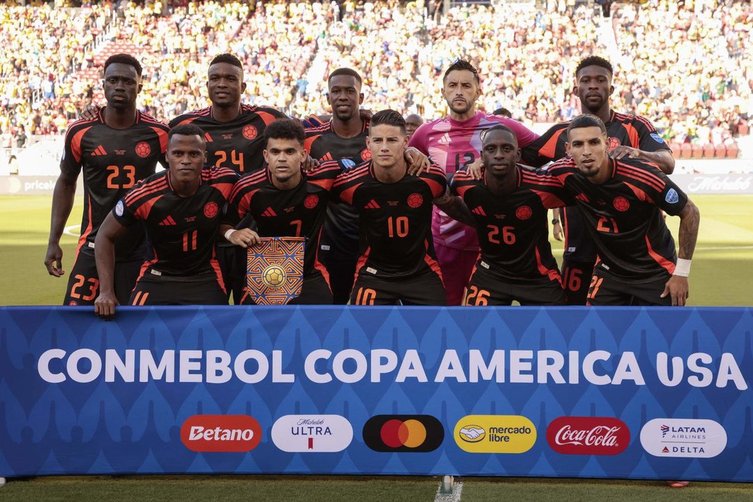 La selección de Colombia posa antes del partido de Copa América ante Brasil. EFE/JOHN G. MABANGLO