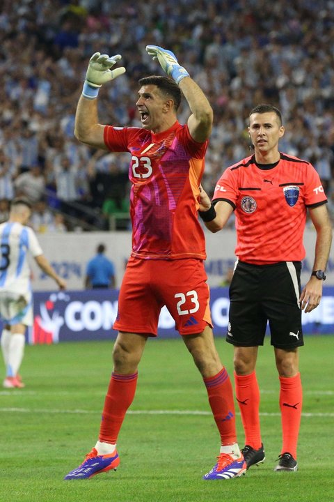 El portero argentino Emiliano Martínez reacciona en el partido ante Ecuador por la Copa América. EFE/LESLIE PLAZA JOHNSON