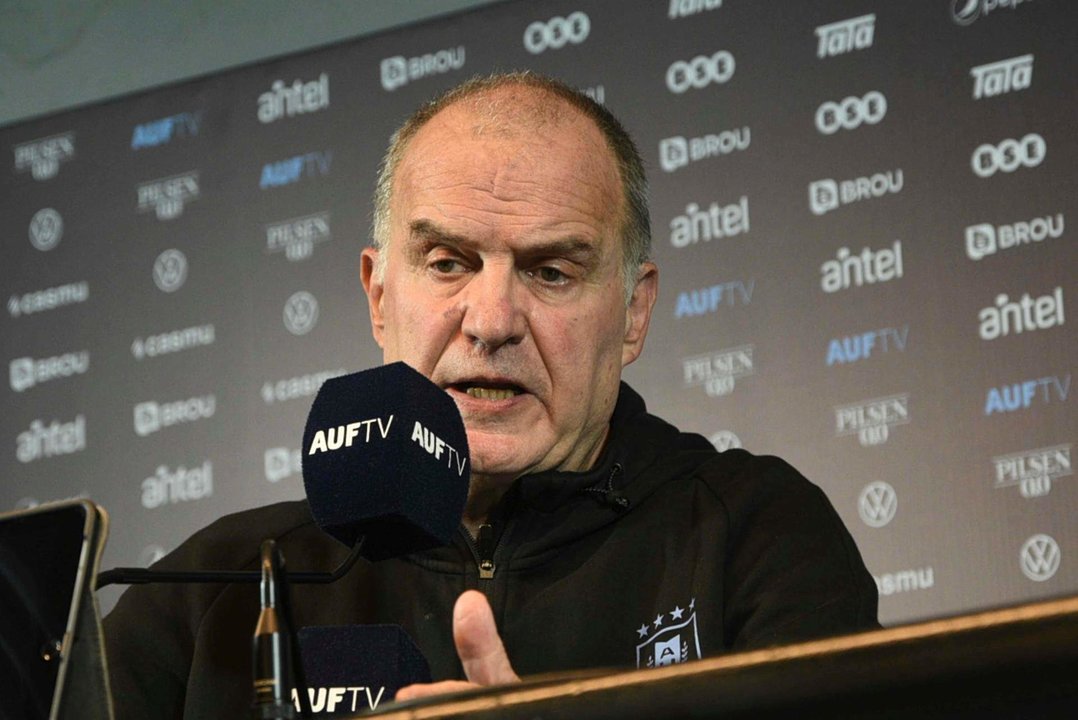 Imagen de archivo del seleccionador de Uruguay, Marcelo Bielsa, quien este viernes compareció ante la prensa en la ciudad de Paradise (Nevada) para hablar del partido de cuartos de final de la Copa América frente a Brasil, este sábado en el Allegiant Stadium. EFE/ Sofía Torres