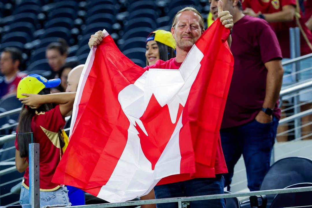 Aunque pocos, hinchas de Canadá se hicieron notar en el AT&T Stadium de Arlington (Texas) para el partido de cuartos de final con Venezuela. EFE/EPA/Kevin Jairaj