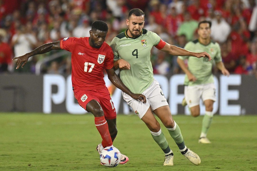 El delantero panameño José Fajardo (i) fue registrado el pasado 1 de julio al disputar un balón con el defensa central y capitán de Bolivia, Luis Haquín, durante un partido del grupo C de la Copa América 2024, en el estadio Intre&Co de Orlando (Florida, EE.UU.). EFE/Miguel Rodríguez