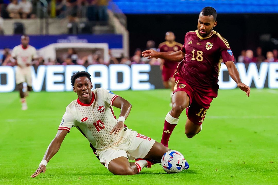 Jonathan David (i) de Canadá cae contra Cristian Casseres Jr (d) de Venezuela en la Copa América . EFE/EPA/KEVIN JAIRAJ