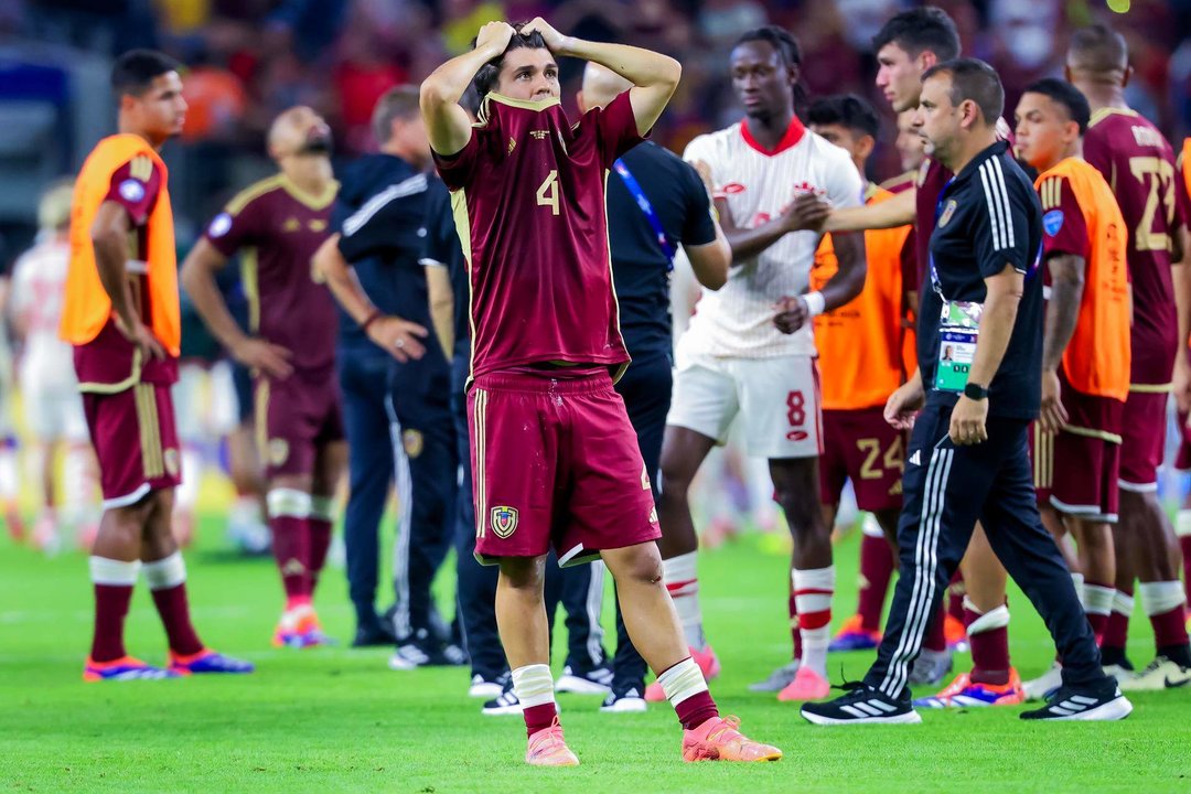 Los jugadores venezolanos lamentan su eliminación en la Copa América. EFE/EPA/KEVIN JAIRAJ